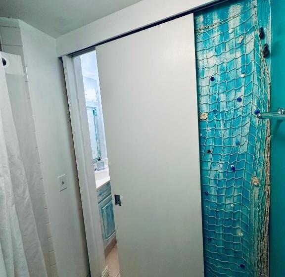 Condohotel 2 Blocks From Waikiki Beach