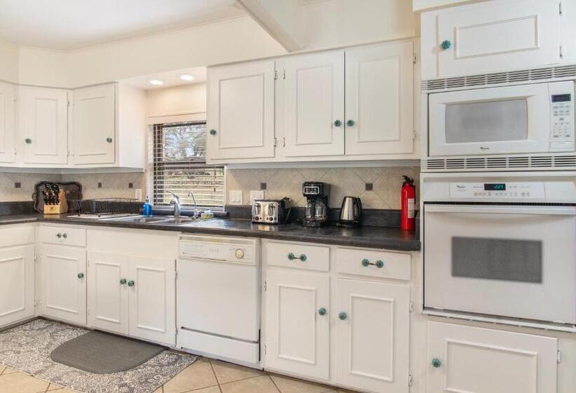 بنسيون Indian Springs Lakehouse