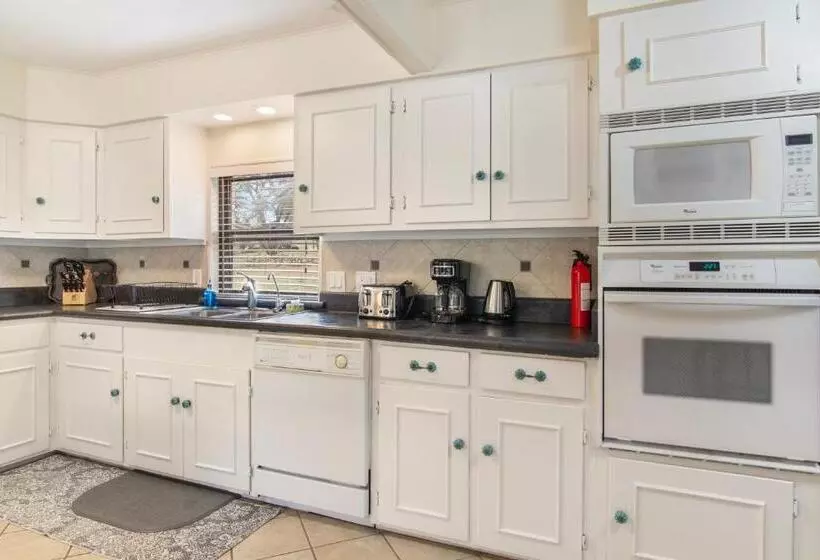 Majatalo Indian Springs Lakehouse