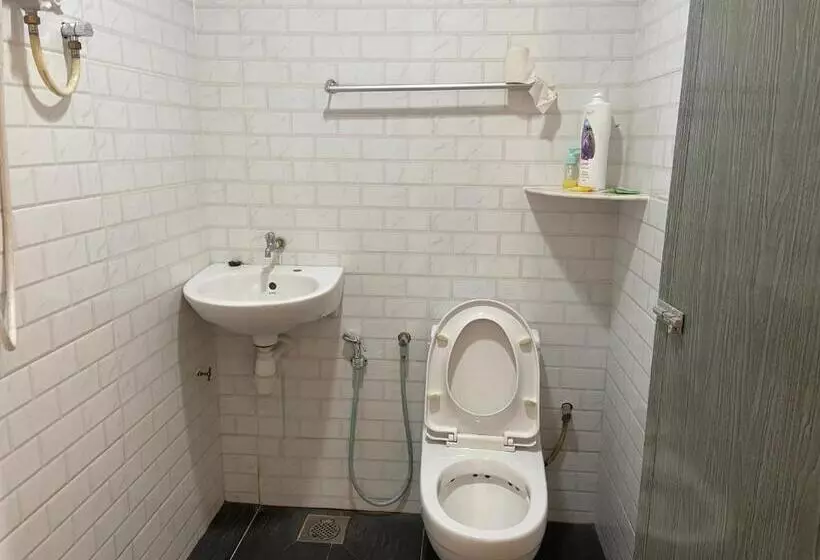 Hotelli Oyo 90971 Pollock Homestay