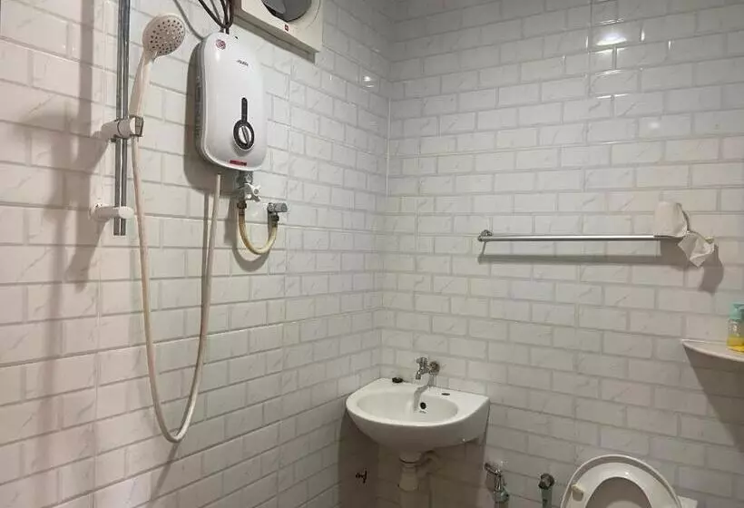 Hotelli Oyo 90971 Pollock Homestay