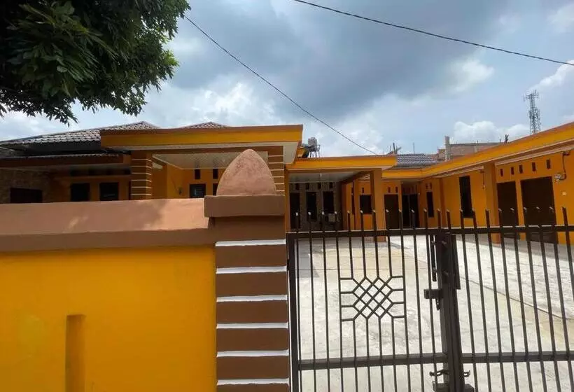 هتل Oyo 93866 Neva Guest House Syariah