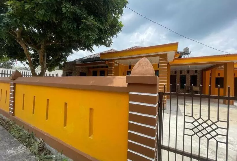 هتل Oyo 93866 Neva Guest House Syariah