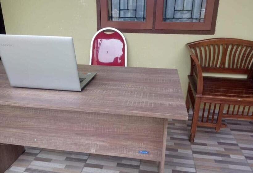 ホテル Oyo 93866 Neva Guest House Syariah