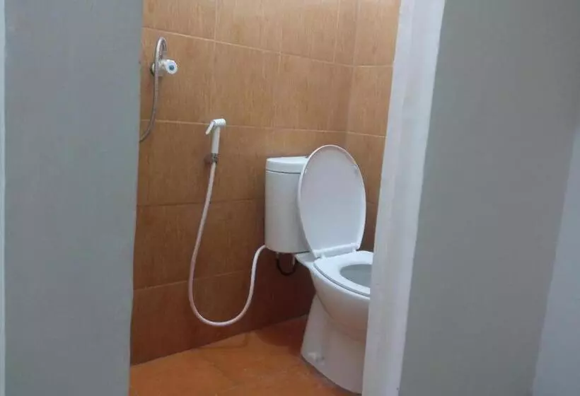 هتل Oyo 93866 Neva Guest House Syariah