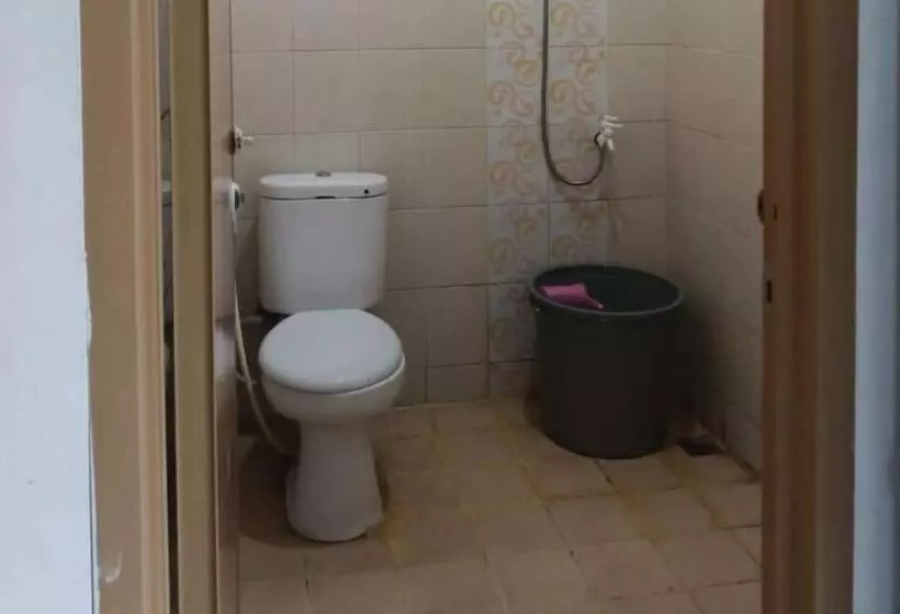 هتل Oyo 93866 Neva Guest House Syariah