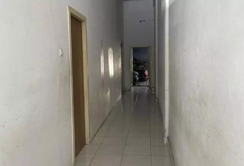 هتل Oyo 93866 Neva Guest House Syariah