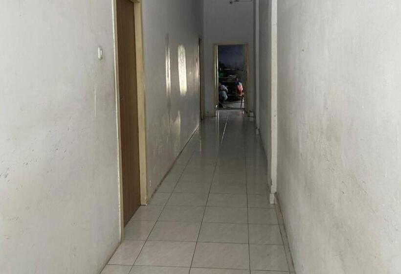 ホテル Oyo 93866 Neva Guest House Syariah