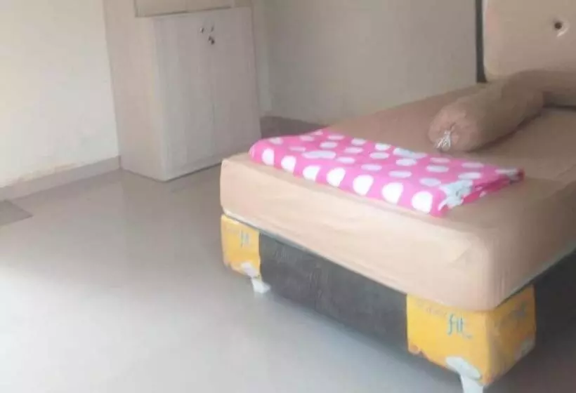 هتل Oyo 93866 Neva Guest House Syariah