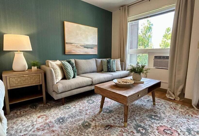 هتل Quest Travels