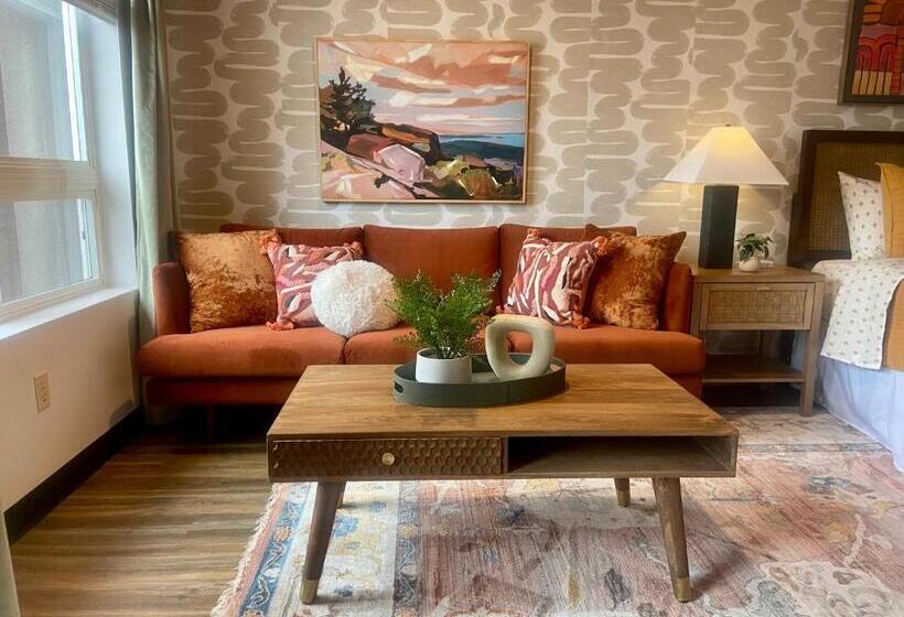 هتل Quest Travels