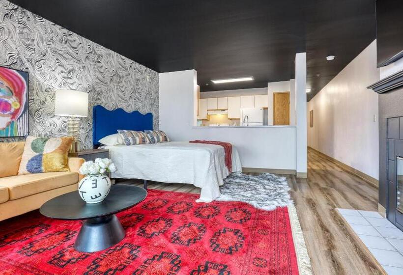 هتل Quest Travels