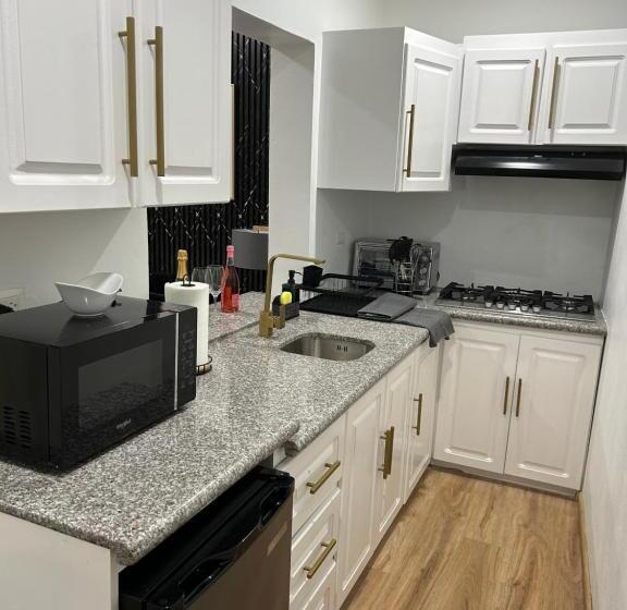 پانسیون Robyn’s Nest