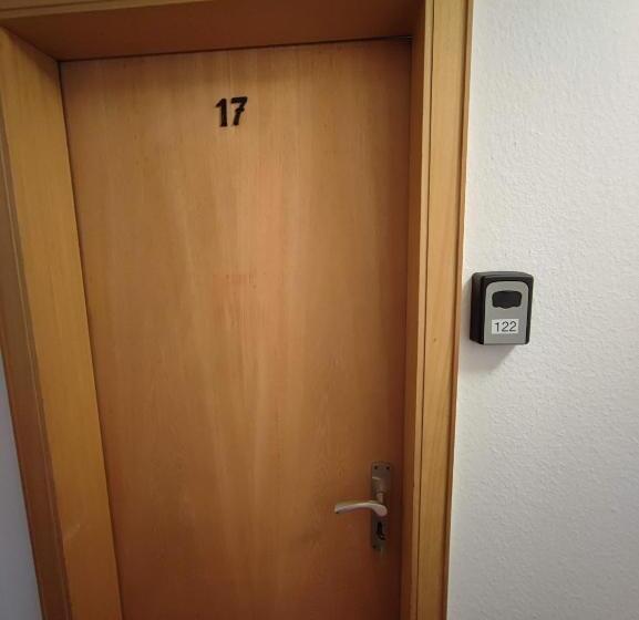 펜션 Room In Guest Room   Comfortable Single Room With Shared Bathroom And Kitchen