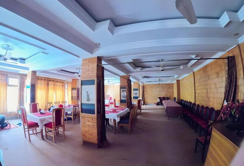 هتل Baltistan Continental