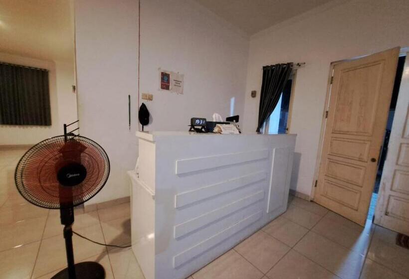 Hotel Oyo 93870 Damai Guest House Cirebon