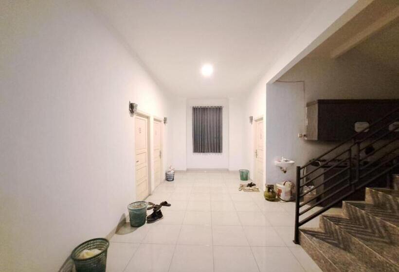 Hotel Oyo 93870 Damai Guest House Cirebon