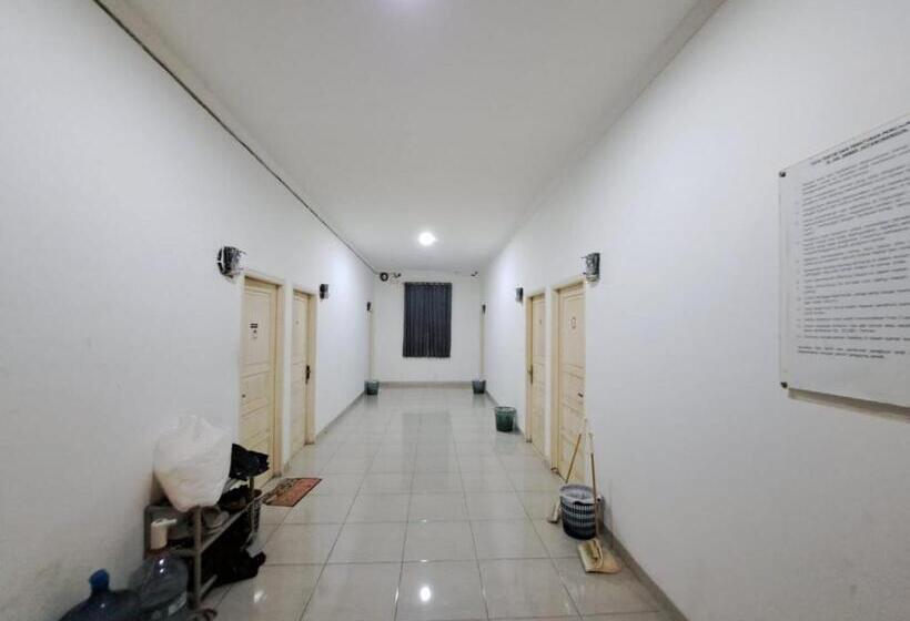 Hotel Oyo 93870 Damai Guest House Cirebon