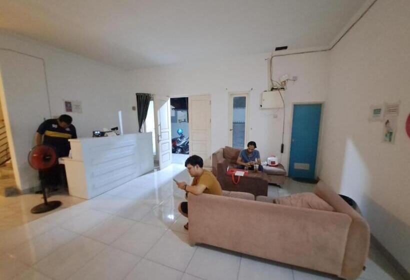 Hotel Oyo 93870 Damai Guest House Cirebon