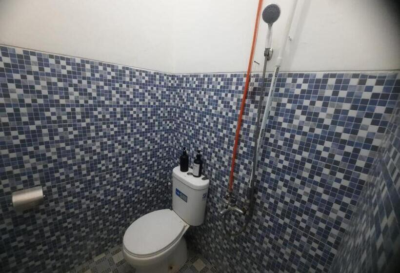 Hotel Oyo 93870 Damai Guest House Cirebon