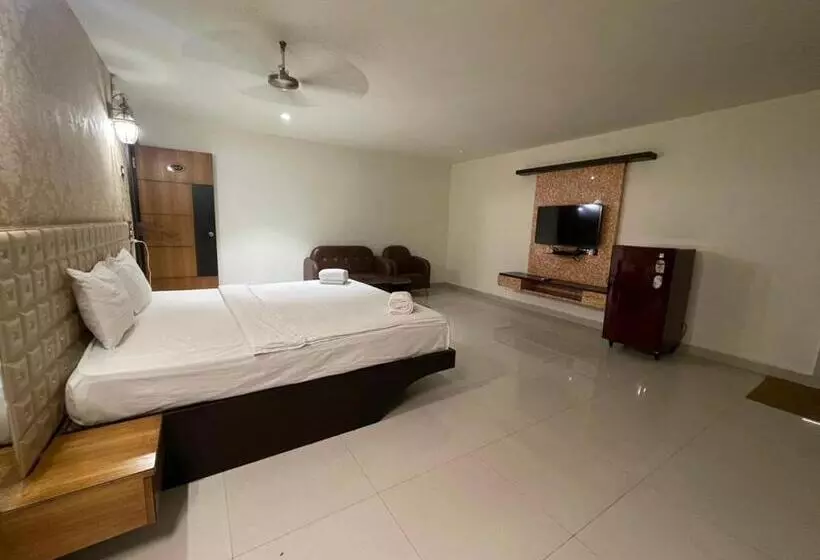 ホテル Rnr The Luxury Suits Lodging & Restaurant