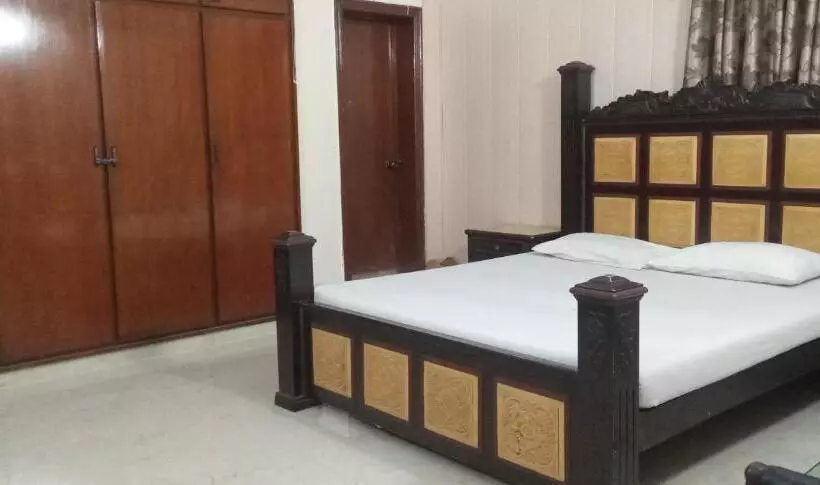 پانسیون Decent Palace