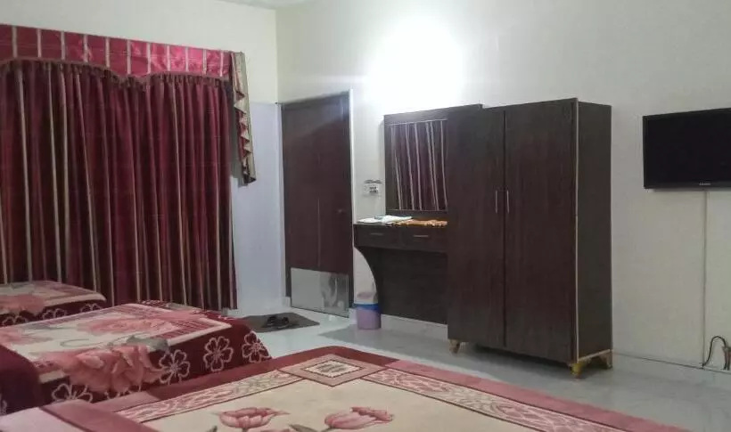 پانسیون Decent Palace