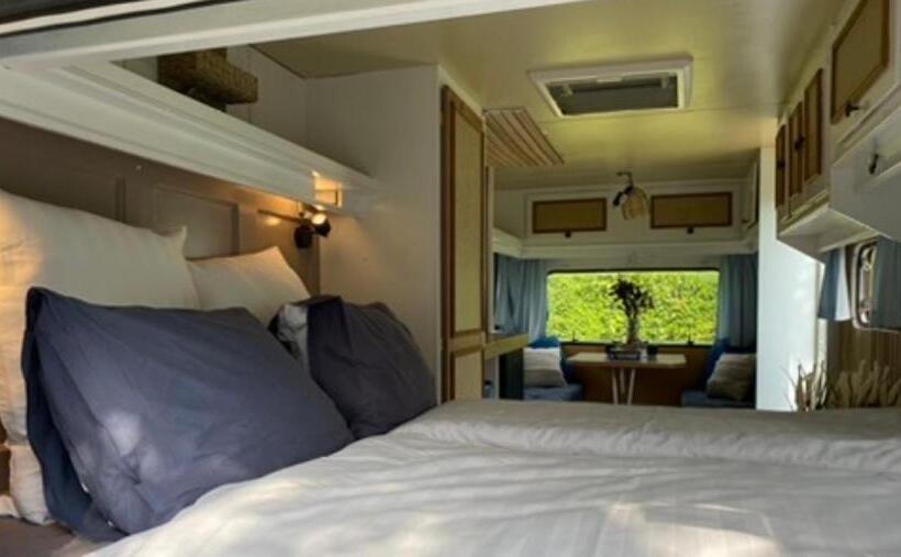 مبيت وإفطار Vintage Glamping Caravan Stadstuin Goedereede