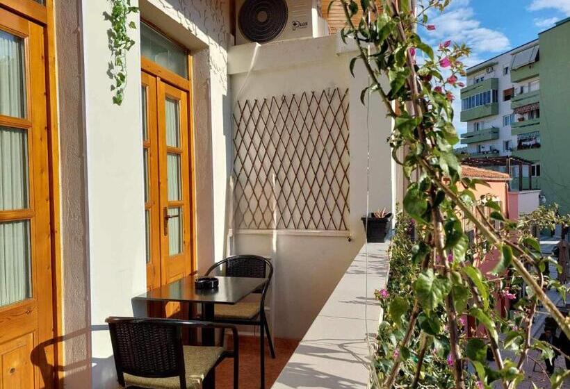 تختخواب و صبحانه Godard Apartments