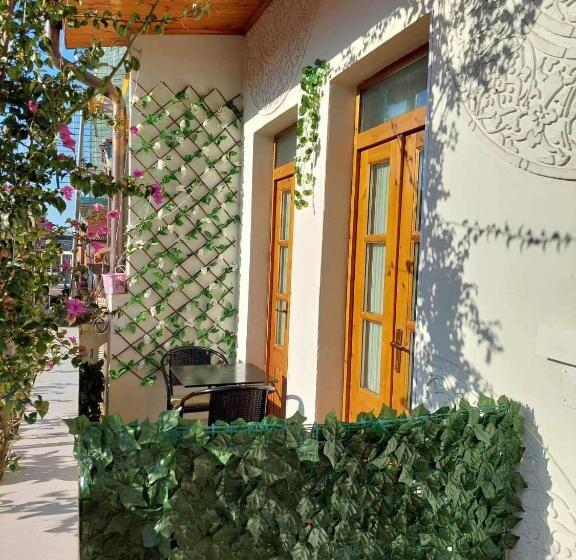 تختخواب و صبحانه Godard Apartments