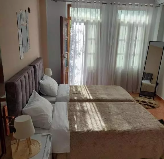 تختخواب و صبحانه Godard Apartments