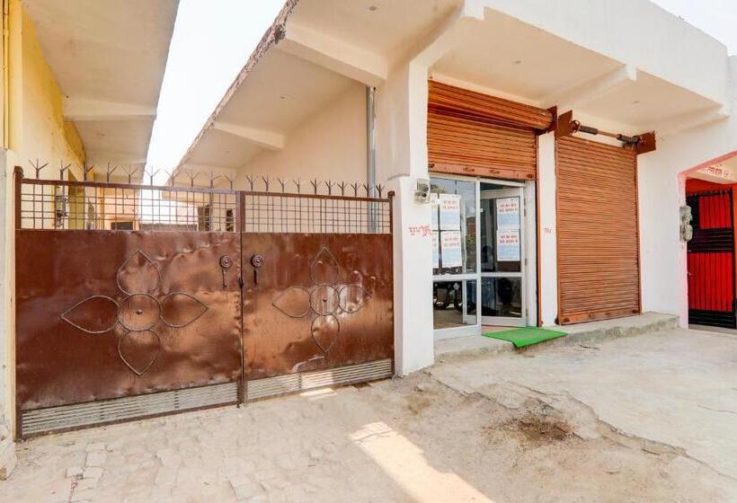 בית מלון כפרי Oyo Flagship Sg Grand