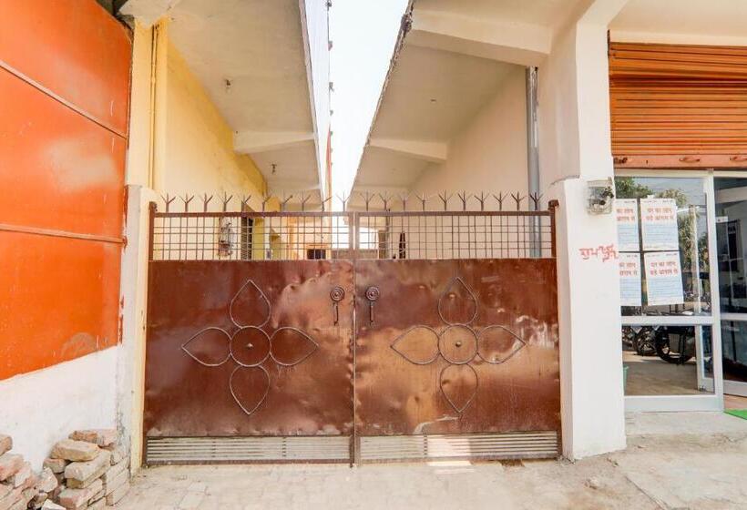 בית מלון כפרי Oyo Flagship Sg Grand