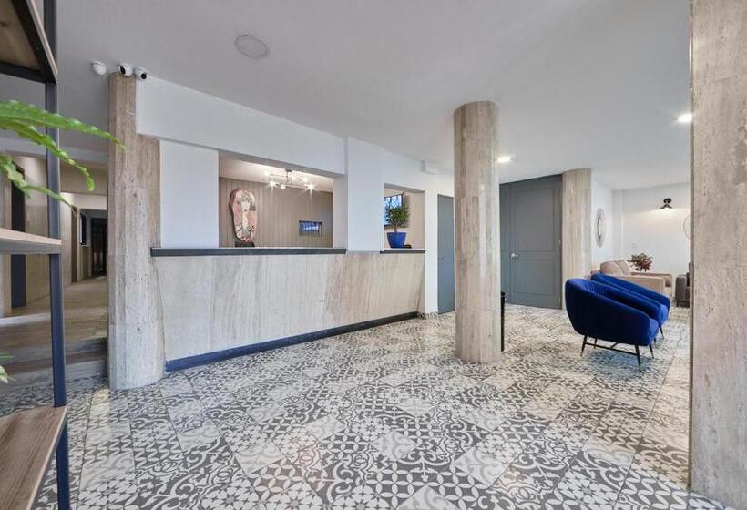 Отель Suites Veinti2