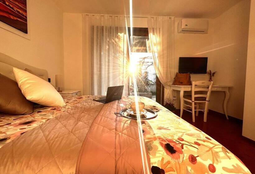 پانسیون Camera Spaziosa In Villa Con Terrazzino Privato