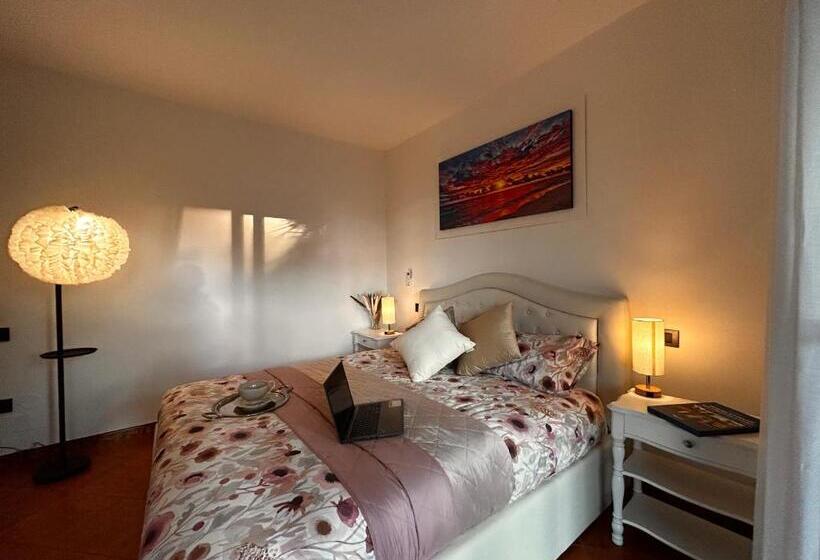 پانسیون Camera Spaziosa In Villa Con Terrazzino Privato