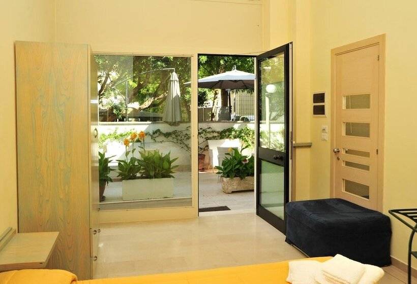 مبيت وإفطار Cala Dei Normanni   Camere Sul Lungomare