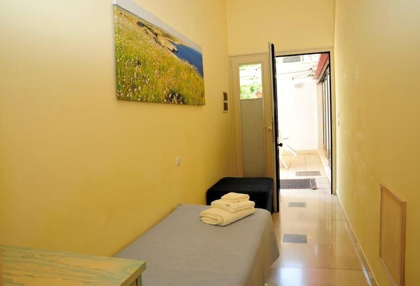 مبيت وإفطار Cala Dei Normanni   Camere Sul Lungomare