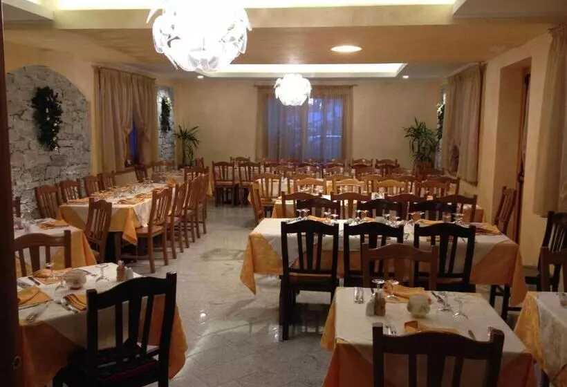 Hotelli Albergo Del Ponte