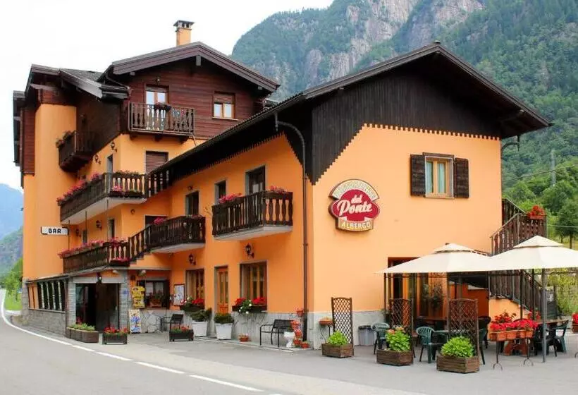 Hotelli Albergo Del Ponte