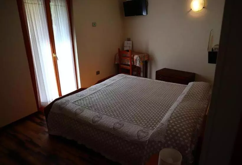 Hotelli Albergo Del Ponte