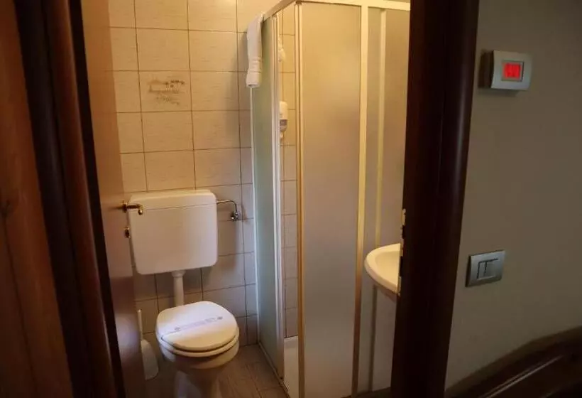 Hotelli Albergo Del Ponte