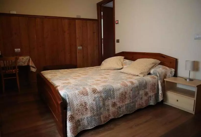 Hotelli Albergo Del Ponte