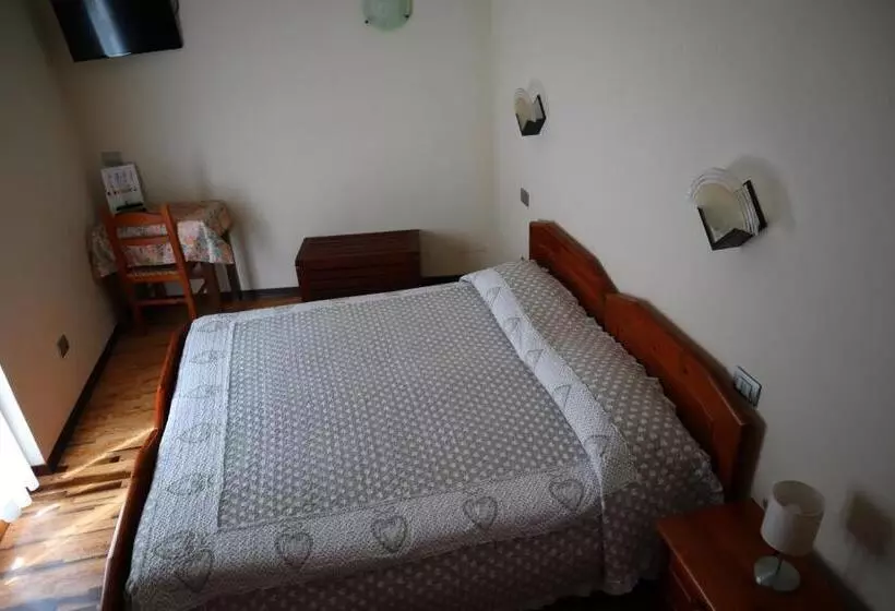 Hotelli Albergo Del Ponte