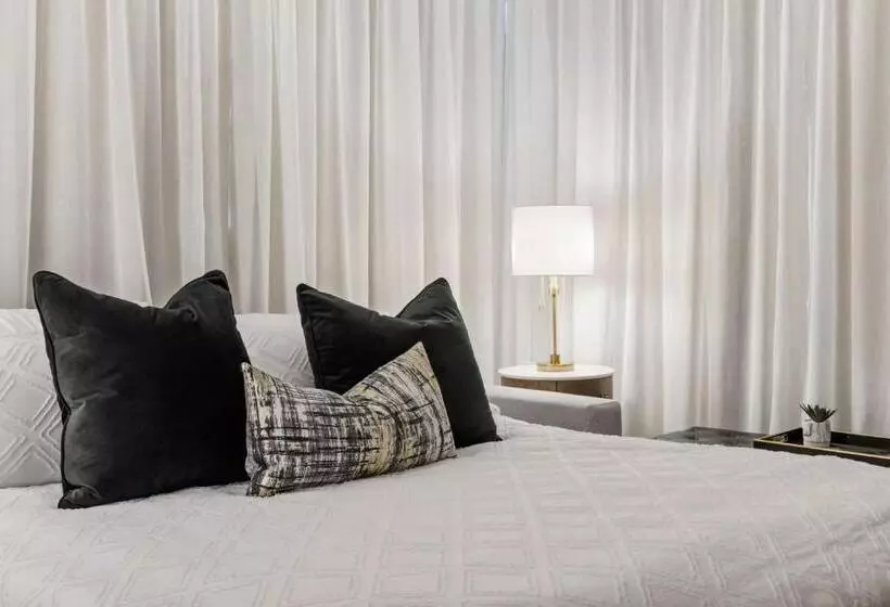 Elegant & Luxury 2 Bed Suite Close To Convention Centre