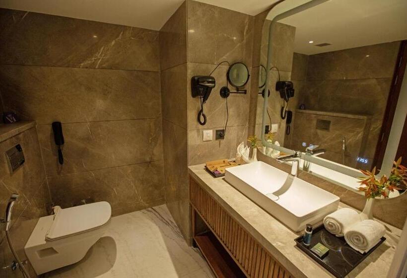 هتل Arista By Ambition