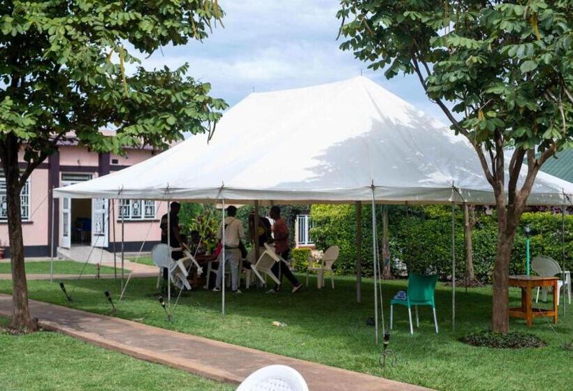 هتل Moments Lodge