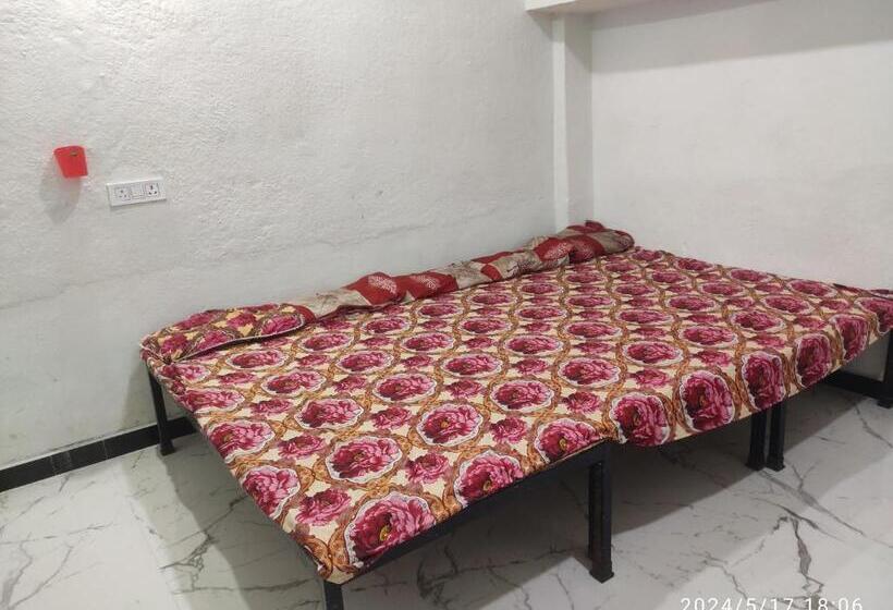 Пансион Kuber Bhandari Guest House And Hotel, Sehore