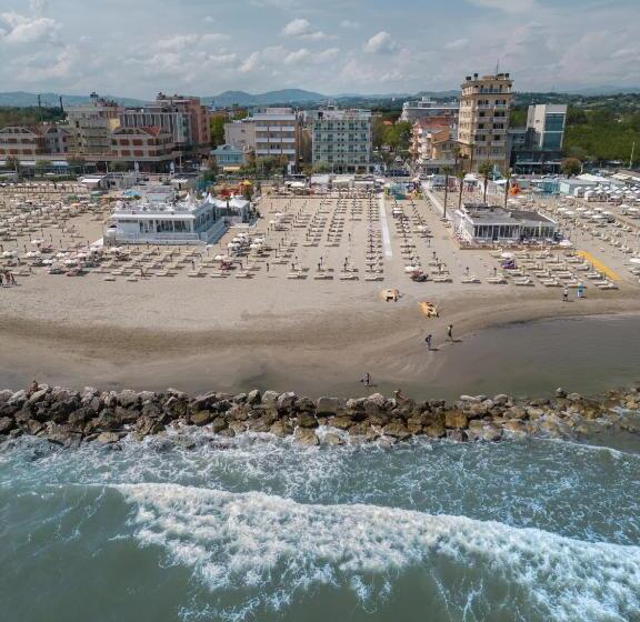 Hotel Augustus  Davanti A Noi C è Solo Il Mare