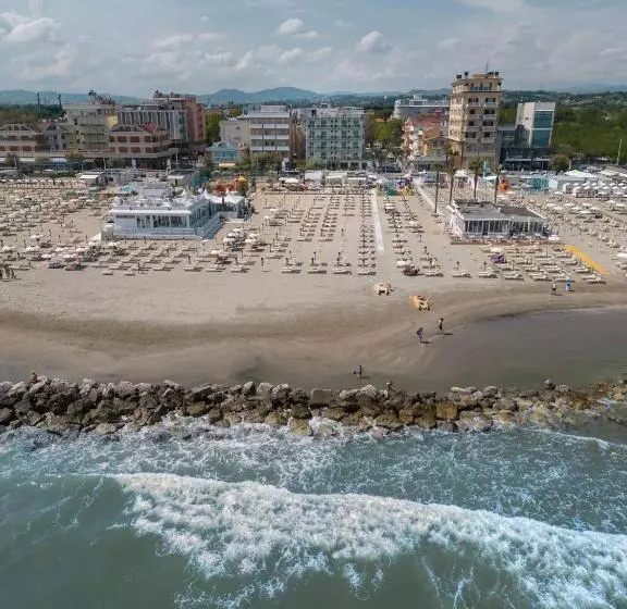 هتل Augustus Davanti A Noi C è Solo Il Mare